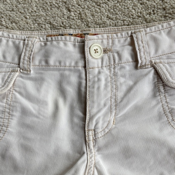 Vintage Hollister Women's Cream Cargo Shorts - Picture 5 of 12